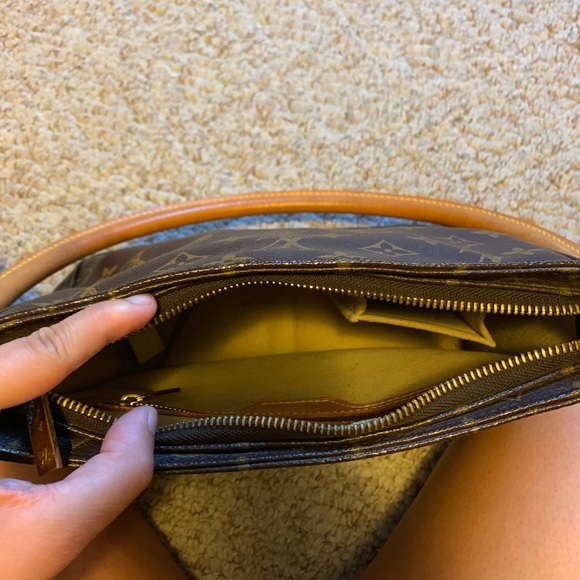 little LV hand bag like new - Picture 2 of 2